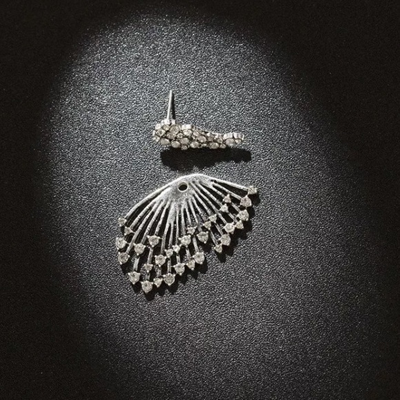 ⚜️[𝟯/$𝟮𝟴]⚜️Big Crystal Silver Gun Earrings New - Picture 7 of 15